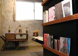 學影像的Ting，把攝影、影像、電影理論等相關書籍陳列在三樓圖書館空間。