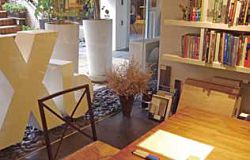 大小創意齋的辦公室，有木質桌椅和大片落地窗，給人溫馨書房氛圍。（李墨攝）