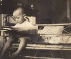 這張照片中姚仁祿當時3 歲，看似拿著報紙在讀，其實拿反了，他推測這或許可看出自己從小對看文字有興趣，縱然看不懂。