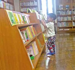 方便幼兒取書的繪本書櫃。