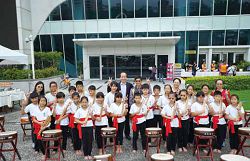 國立公共資訊圖書館館長劉仲成邀請偏鄉學校到館進行快閃藝文演出。