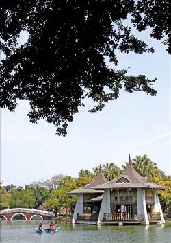 在臺中公園中的湖心亭，融合了日式典雅與西式的穩健。