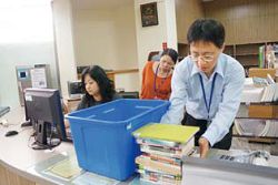 高雄市立圖書館大寮分館主任周黃俊達親力親為挑選送往監獄的書籍。