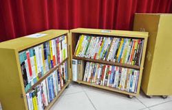 花蓮市立圖書館特別挑選企管、休閒、文學方面的書籍，分置在18 個書箱，以流動的方式設置在各作業區。（花蓮市立圖書館提供）