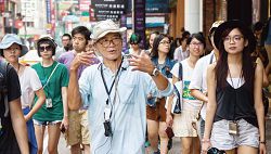 「街遊 HiddenTaipei」導覽員帶領遊客探索臺北不為人知之處，也看見他們的人生故事。（林璟瑋提供）