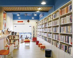 透過內部改裝，讓書店空間更寬闊。