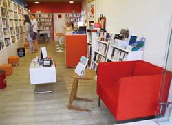 透過改裝，打造舒適的書店空間。