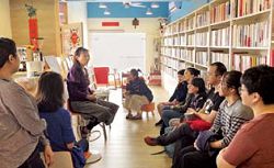 「穿白衣的柳丁們寫作班」駐店作家馮青和參與者輕鬆聊寫作。（無論如河提供）