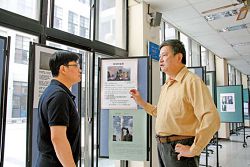 16 歲時在教會擔任小圖書館館員，如今又在東海大學負責圖書館業務，彭懷真笑說「沒想到60 歲又當了圖書館館長」。