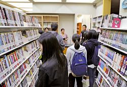 彭懷真推動圖書館購買電影， 讓學生有多元管道吸收知識。