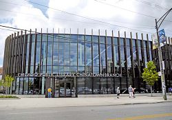 芝加哥公共圖書館華埠分館建築外觀為橢圓形鳥巢造型，設計上融合東西方建築元素。