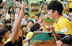 2017 年「閱讀全壘打　夢想象前行」記者會，代言人周思齊化身周哥哥為學童導讀繪本。