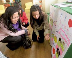 雲林縣新生國小學生跟廣達文教基金會執行長徐繪珈進行展品導覽。