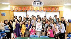 廣達文教基金會執行長徐繪珈頒發教師任務信，開啟與夥伴學校一同努力的委託。