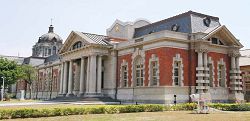 國定古蹟臺南地院法院—司法博物館具有巴洛克式繁複豪華的建築風格。