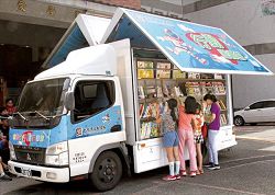 桃園市立圖書館行動書車開進龍星國小。