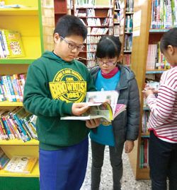 桃園市立圖書館龍潭分館是龍星國小學生檢核教學成效的最佳場域。（傅宓慧提供）