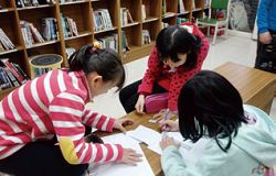 龍星國小學生到桃園市立圖書館龍潭分館，進行圖書館利用教育。（傅宓慧提供）