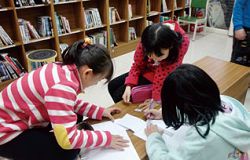 龍星國小學生到桃園市立圖書館龍潭分館，進行圖書館利用教育。（傅宓慧提供）