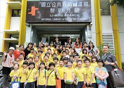黎明國小參訪國立公共資訊圖書館黎明分館。(吳佳靜提供)