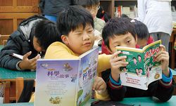 黎明國小學生分享閱讀樂趣。(吳佳靜提供)