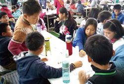 致民國中寒假閱讀營小組討論。(梁語喬提供)