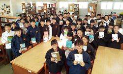 致民國中圖書室志工秉持著「服務人,成就自己」的信念,提供圖書室最優質的服務。(梁語喬提供)