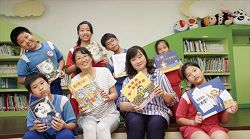 卑南國小圖書教師劉廉玉（左二）帶領學生認識圖書館資源。
