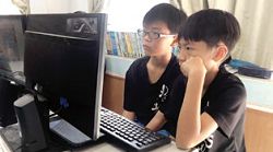 垂楊國小學生學習使用電子資料庫。(程可珍提供)