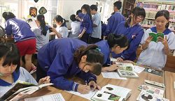 將各科的學習內容設計為多元性的閱讀活動,讓嚴肅的課程變有趣,冷門書成為熱門書,學生們性致高昂的做筆記。(永康國中提供)