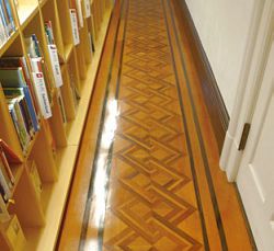 在「認識世界屋」內，有明治39 年保留至今的組木質地板。
