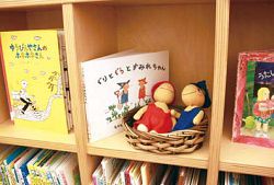 書櫃上陳設出館員製作《好餓的毛毛蟲》繪本角色紙偶。