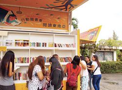 「高雄市立圖書館行動書車—閱讀東南亞」吸引許多移工借閱書籍。（高雄市立圖書館提供）