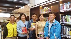 臺中市立圖書館葫蘆墩分館舉辦多元文化活動，參與者合影。