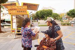 「高雄市立圖書館行動書車—閱讀東南亞」計畫走出圖書館，滿足移工閱讀需求。（高雄市立圖書館提供）