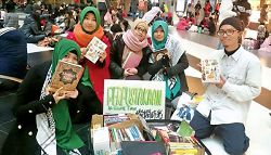 燦爛時光東南亞主題書店將大家捐的書籍，帶到東南亞朋友眼前。（張正提供）