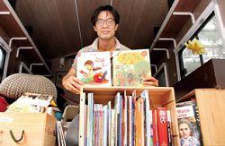 林群從東南亞各國帶回童書繪本。