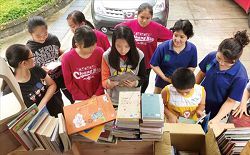 臺東長濱新住民媽媽與孩子閱讀母語書籍。（林群提供）