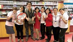 林群與集體協助找書的菲律賓連鎖書店店員合影。（林群提供）