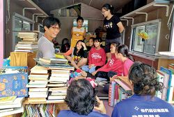 林群考新住民二代母語，答對送禮，孩子們都向媽媽尋求解答。（林群提供）