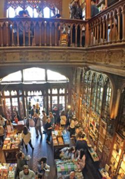 書店吸引世界各地的遊客來此朝聖。