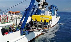6 噸重的ROV 靠著大型的工作母船才能出海作業。