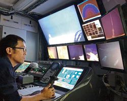 工作母船上的控制室是操作ROV 的核心。