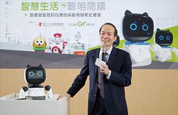 國立公共資訊圖書館館長劉仲成引介新成員凱比機器人。( 國立公共資訊圖書館提供)