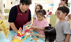 舉辦共融遊戲活動，志工杜立莉老師有耐心地陪孩子玩便利超商的角色扮演遊戲。