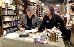 「日本推理小說之神」島田莊司（左）拜訪「偵探書屋」。（譚端提供）