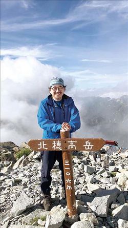 現在鍾情於山野的詹偉雄，手邊便拓展了自然文學的閱讀領域。圖為詹偉雄造訪北穗高岳。（詹偉雄提供）