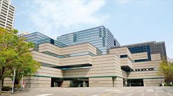 大阪府立中央圖書館外觀，是不是與台北世貿有點像？