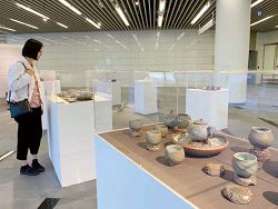 「溫閱讀‧品茶序—陶瓷工藝創作聯展」於國立公共資訊圖書館展出。