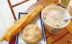 閩式鹹燒餅與廣東粥配油條是金門特色吃食。